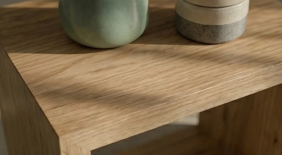 Vas keramik di atas meja oak